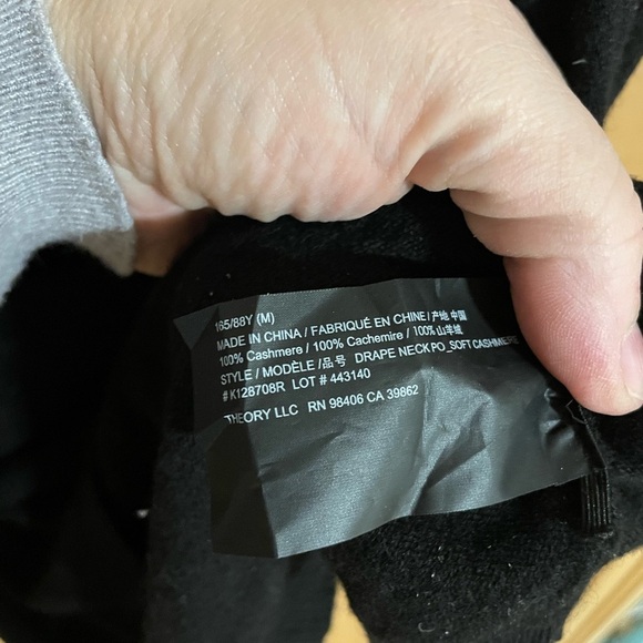 #186- THEORY -long sleeve black cashmere top - Picture 4 of 4